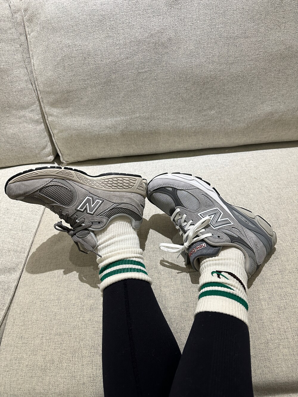 グレー系のスニーカー、ホワイト系のレッグウェアを着用したレディースの冬コーディネートの3枚目の写真