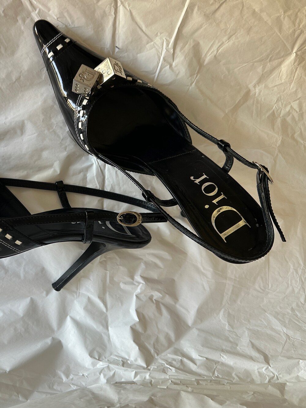 ブラック系のパンプス、ブラウン系のパンプス、ベージュ系のパンプスを着用したレディースの冬コーディネートの5枚目の写真