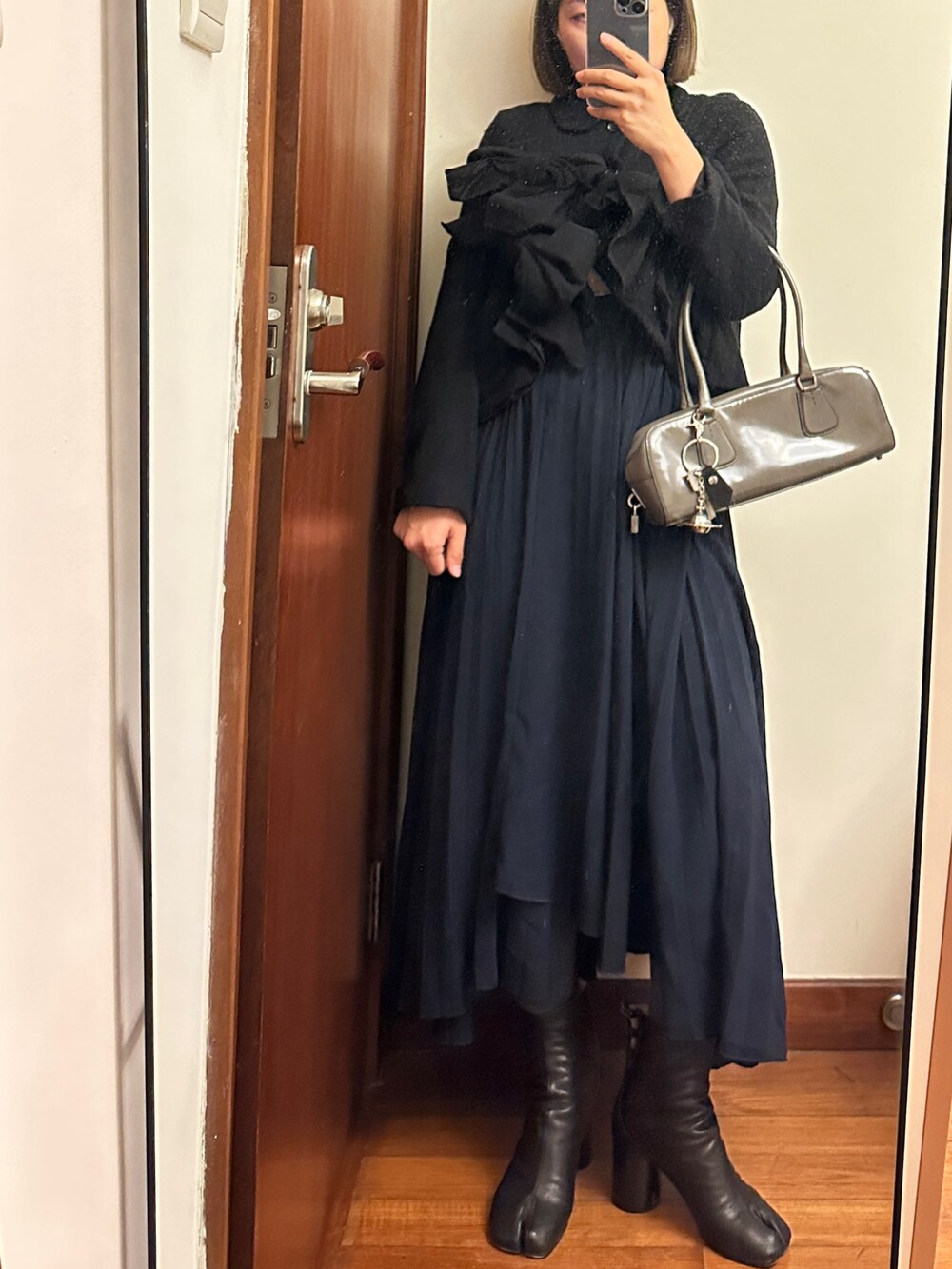 グレー系のショルダーバッグ、ブラック系のジャケット/アウターを着用したレディースの春コーディネートの3枚目の写真