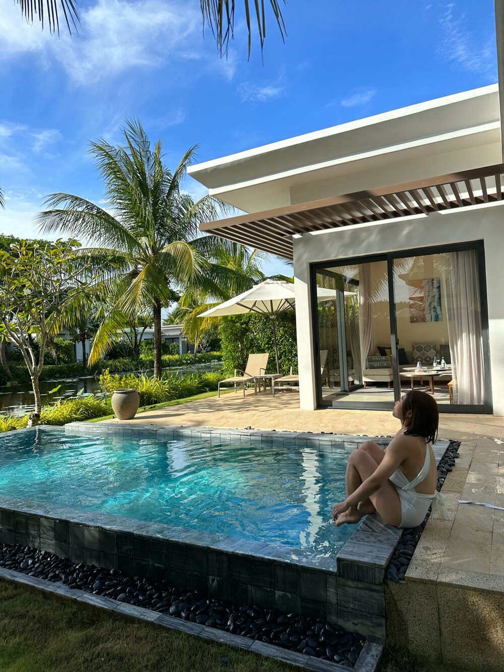 ホワイト系のサンダルを着用したレディースの冬コーディネートの3枚目の写真