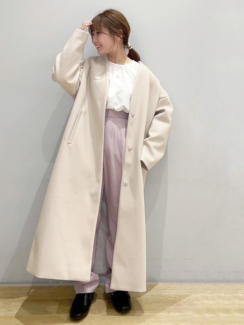 「今日のコーデ、シンプル、コート、大人女子、パンツスタイル、春コーデ、キレイめ、低身長、プチプラ、earth music&ecology」｜「earth music&ecologyのキャンディースリーブブラウス*（シャツ/ブラウス、ホワイト系）」を使った、ʀɪʜᴏ ☺︎さん（レディース・147cm）の冬コーディネートの2枚目の写真