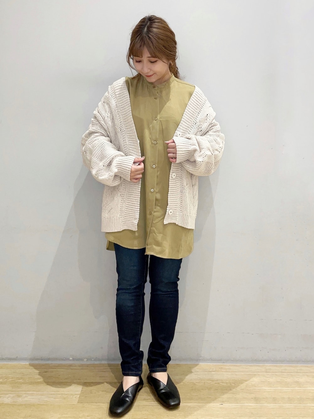 ブルー系のカーディガン/ボレロ、イエロー系のシャツ/ブラウス、ブルー系のデニムパンツを着用したレディースの冬コーディネートの2枚目の写真