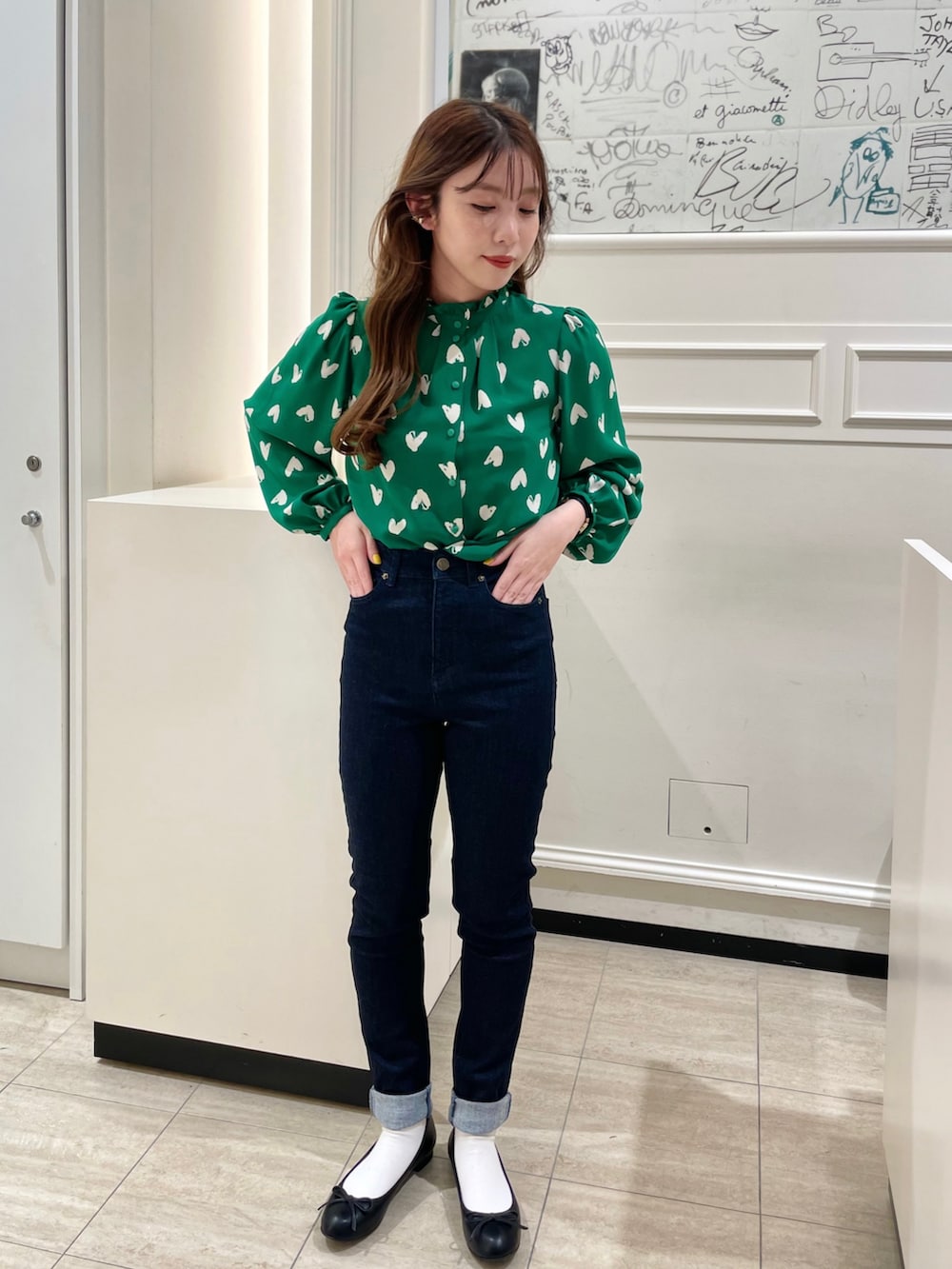 グリーン系のシャツ/ブラウス、ブルー系のデニムパンツ、ブラック系のバレエシューズを着用したレディースの春コーディネートの3枚目の写真