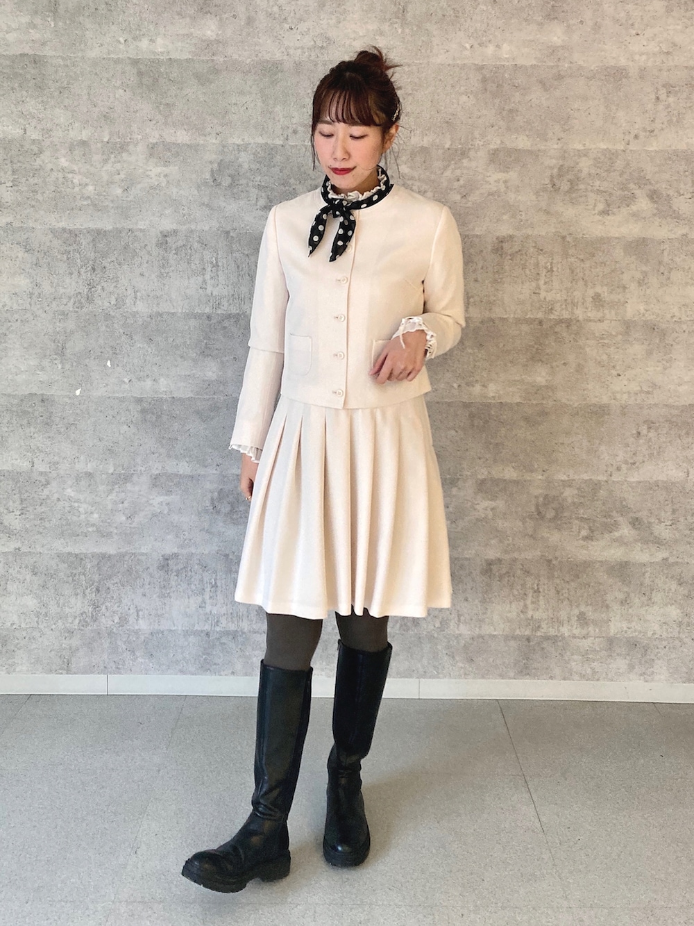 ホワイト系のスカート、ホワイト系のカーディガン/ボレロ、ホワイト系のシャツ/ブラウスを着用したレディースの冬コーディネートの2枚目の写真