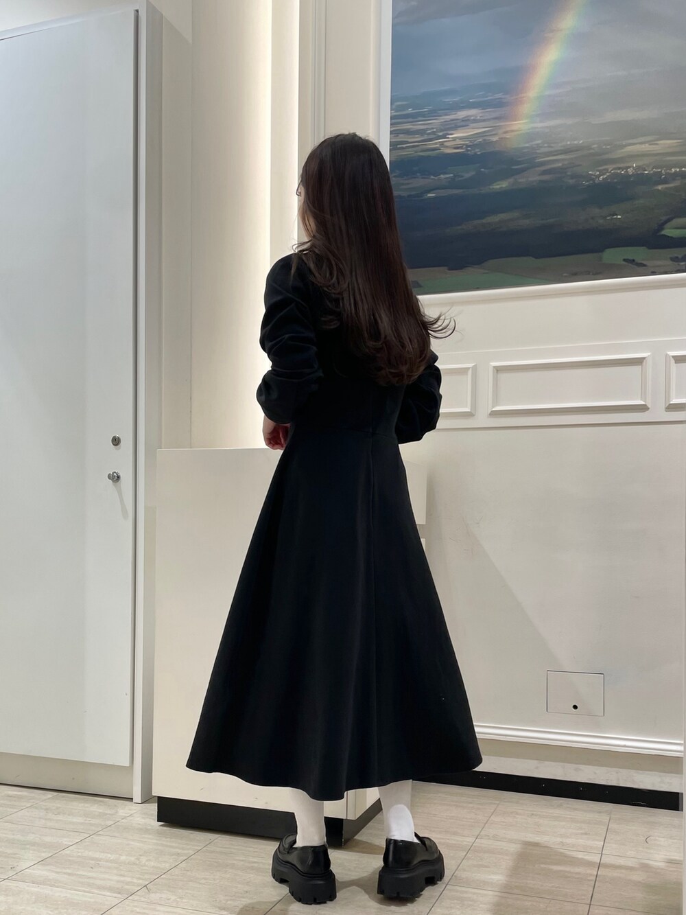 ブラック系のドレスを着用したレディースの春コーディネートの4枚目の写真