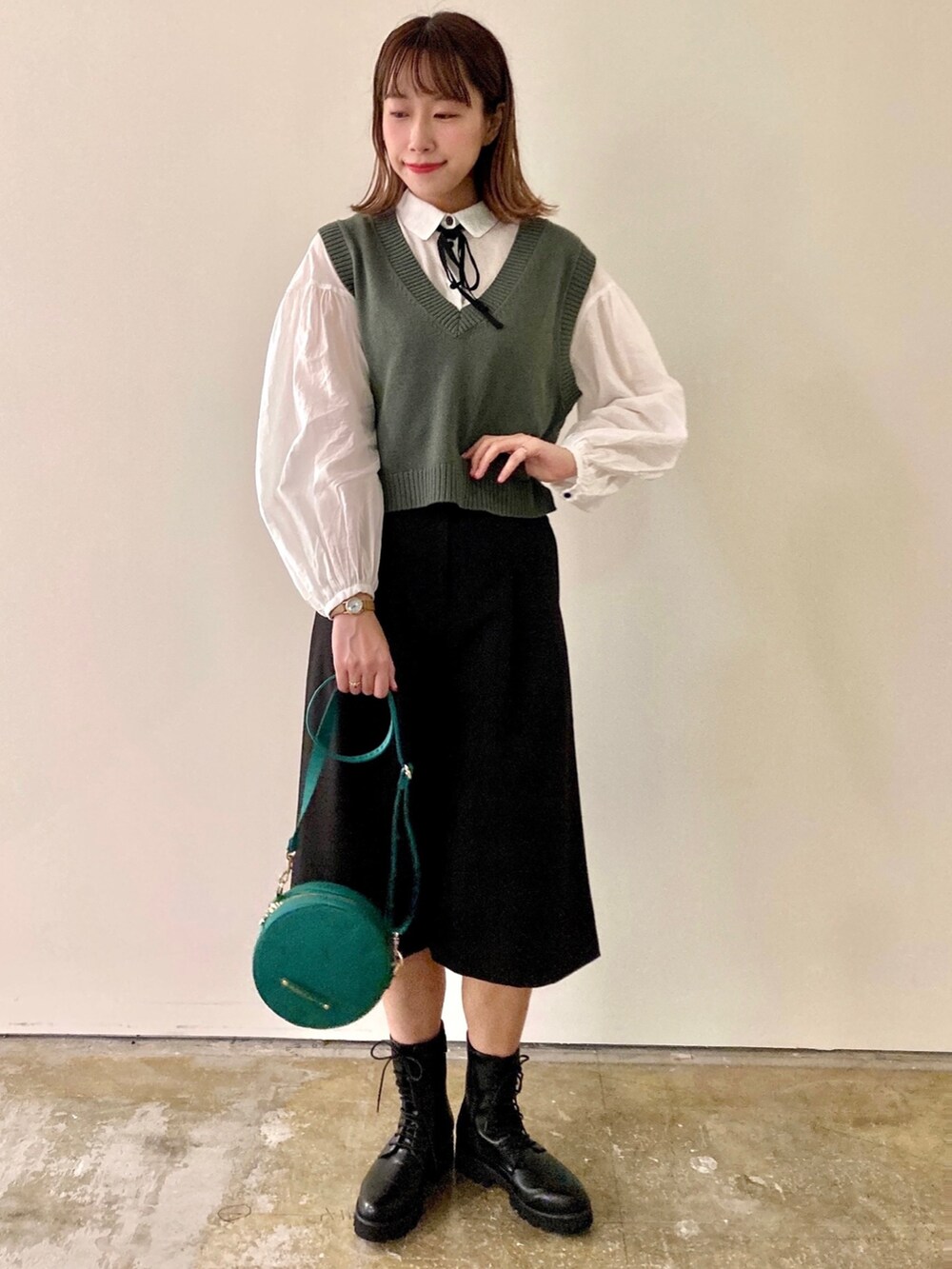 グリーン系のショルダーバッグ、ブラック系のその他パンツ、ホワイト系のシャツ/ブラウスを着用したレディースの夏コーディネートの2枚目の写真