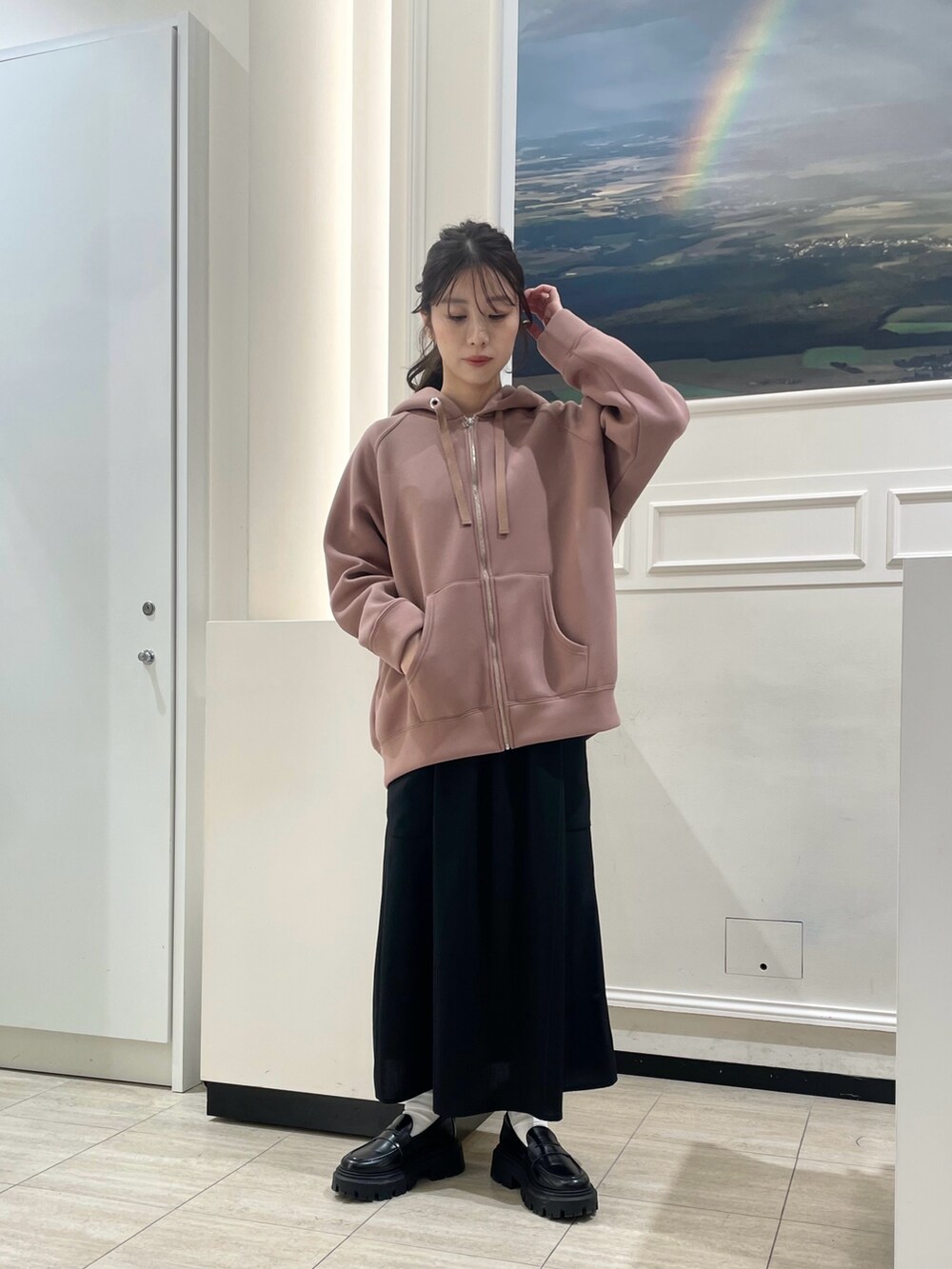 ホワイト系のTシャツ/カットソー、ブラック系のスカート、ピンク系のパーカーを着用したレディースの春コーディネートの2枚目の写真