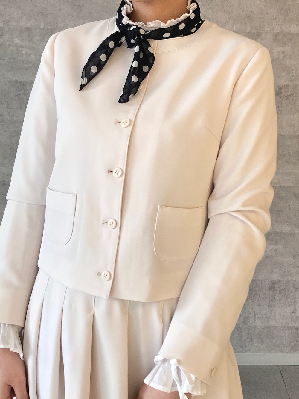 ホワイト系のスカート、ホワイト系のカーディガン/ボレロ、ホワイト系のシャツ/ブラウスを着用したレディースの冬コーディネートの3枚目の写真