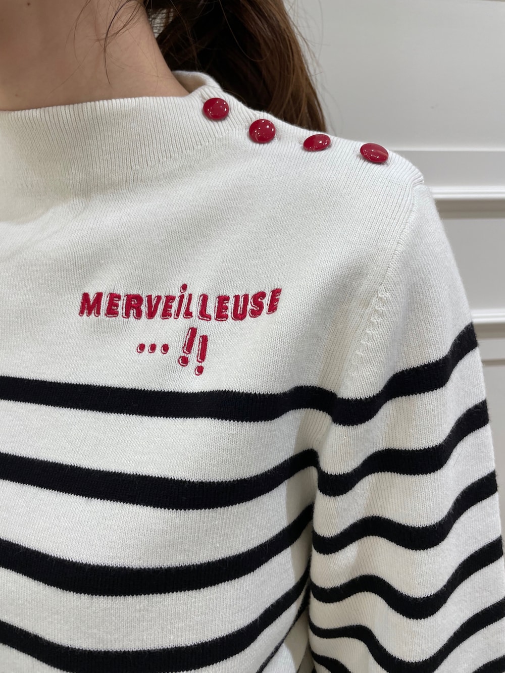 ブルー系のデニムパンツ、ホワイト系のニット/セーターを着用したレディースの秋コーディネートの4枚目の写真