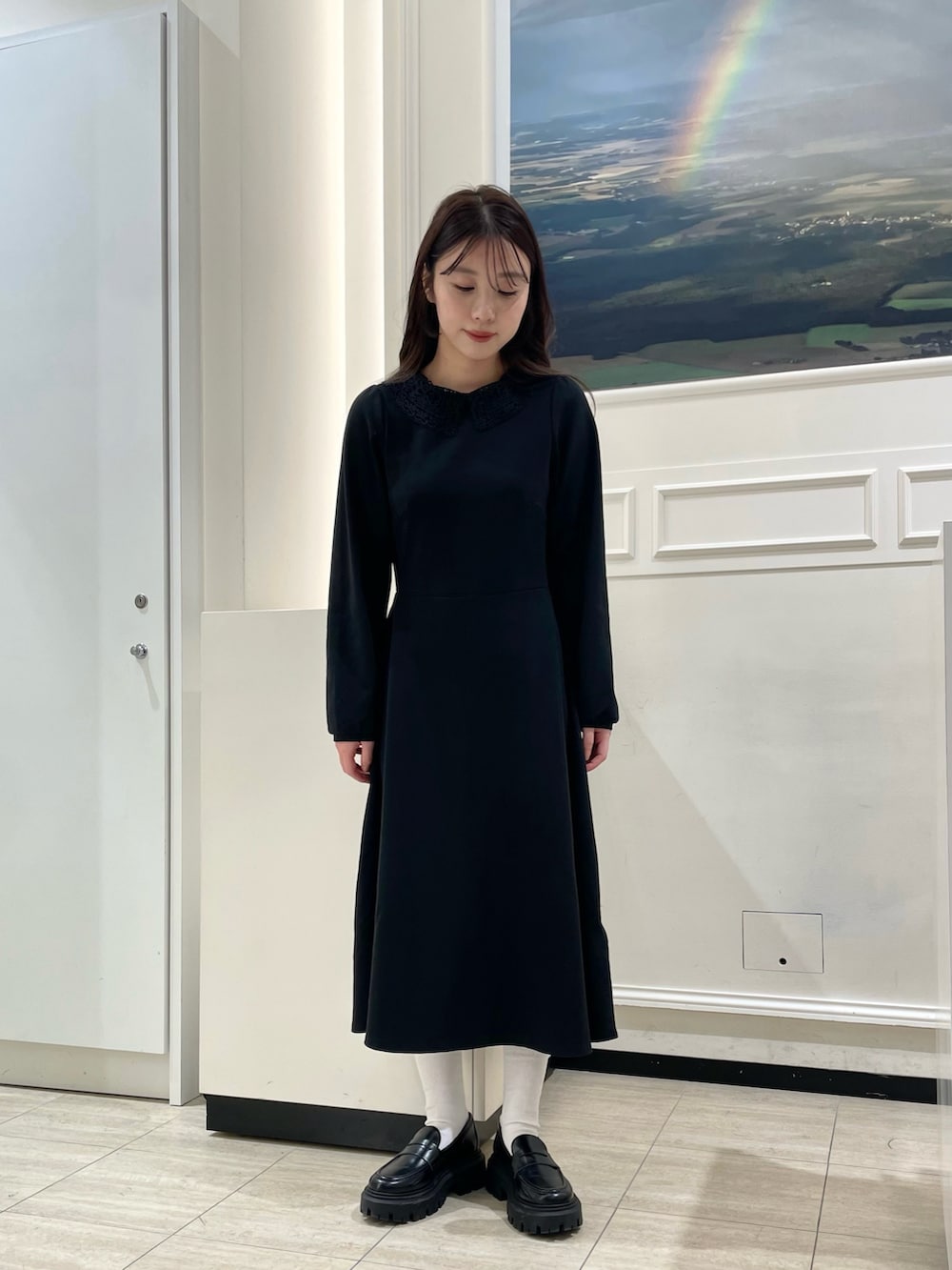 ブラック系のドレスを着用したレディースの春コーディネートの2枚目の写真