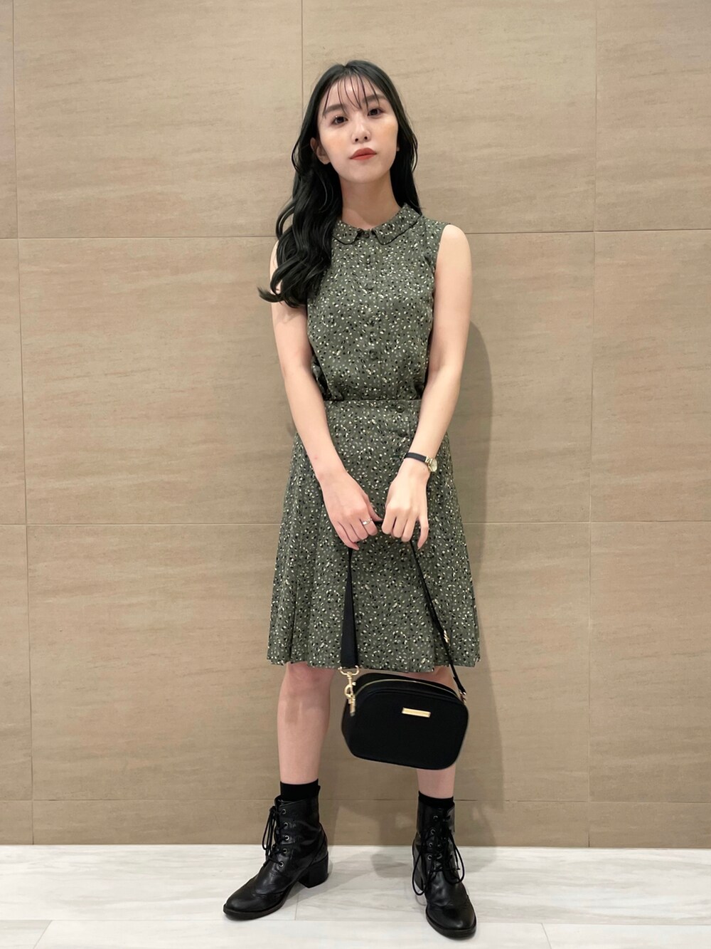 グリーン系のスカート、グリーン系のシャツ/ブラウス、ブラック系のショルダーバッグを着用したレディースの夏コーディネートの2枚目の写真