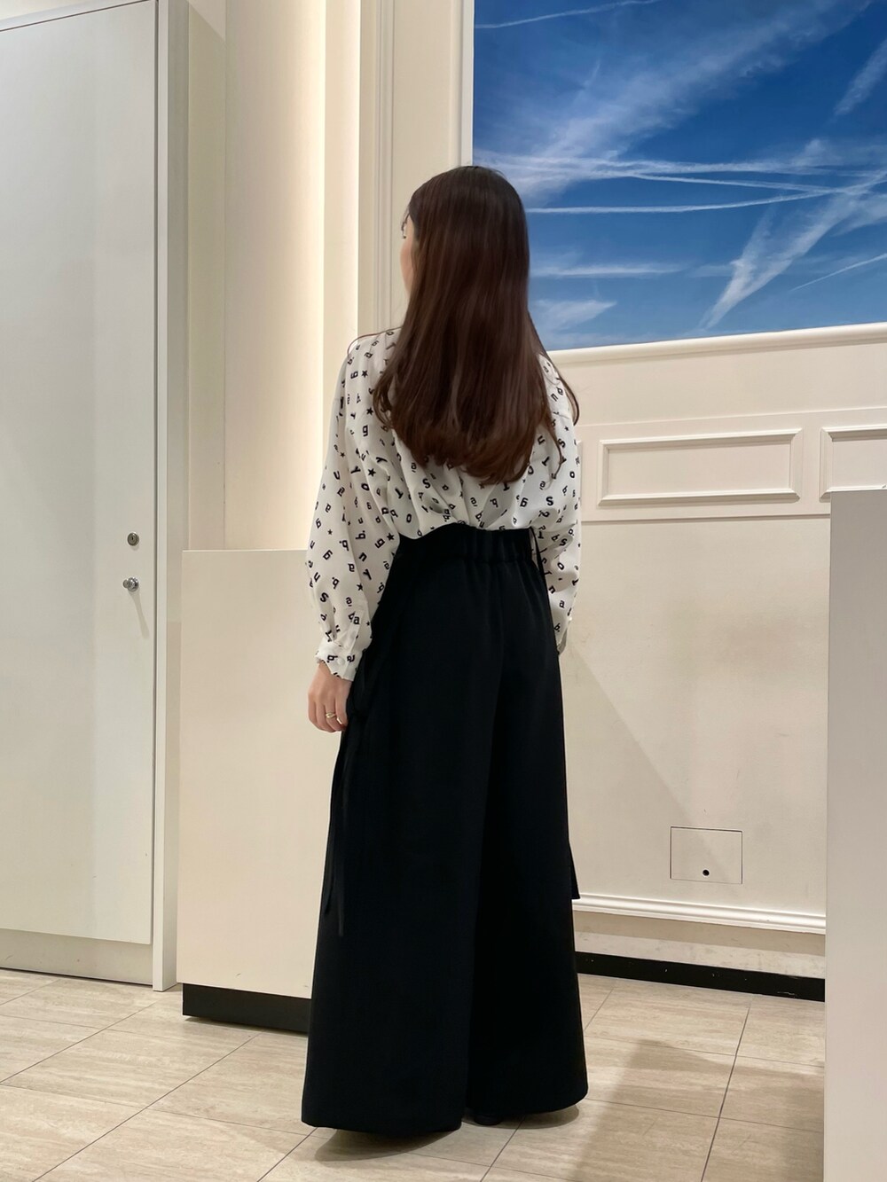 ホワイト系のシャツ/ブラウス、ブラック系のその他パンツ、ブラック系のバレエシューズを着用したレディースの冬コーディネートの2枚目の写真
