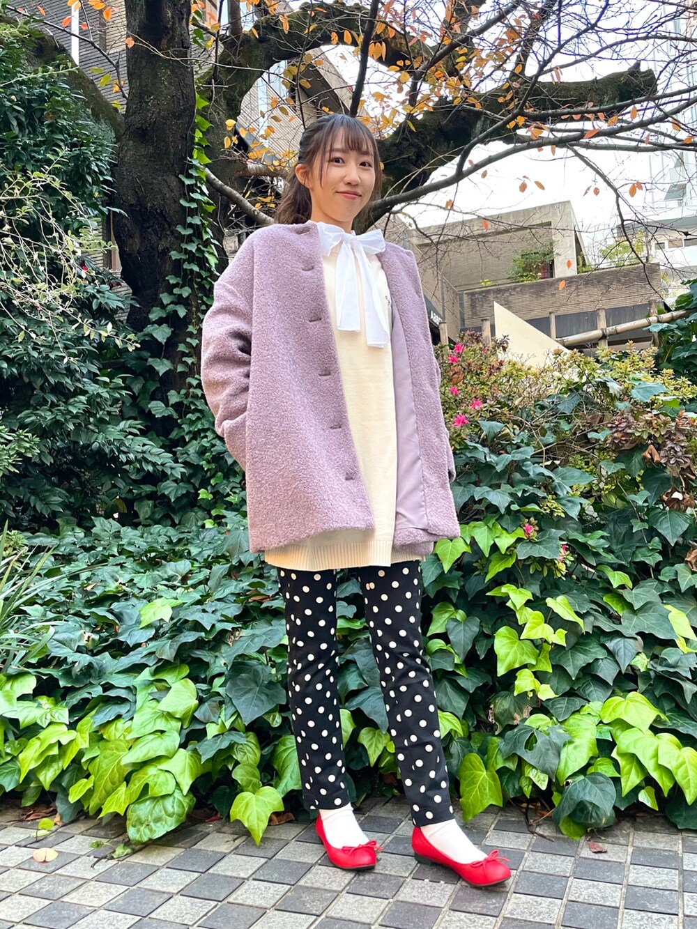 ホワイト系のシャツ/ブラウス、ブラック系のその他パンツ、ブラック系のバレエシューズを着用したレディースの冬コーディネートの2枚目の写真