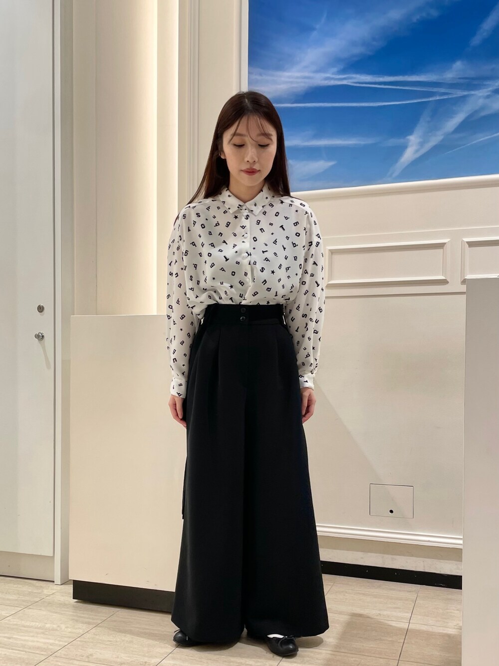ホワイト系のシャツ/ブラウス、ブラック系のその他パンツ、ブラック系のバレエシューズを着用したレディースの冬コーディネートの3枚目の写真