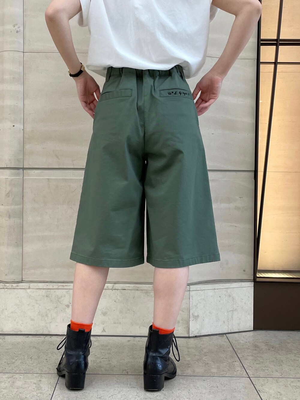 ブラック系のその他シューズ、グリーン系のその他パンツ、ホワイト系のシャツ/ブラウスを着用したレディースの春コーディネートの3枚目の写真