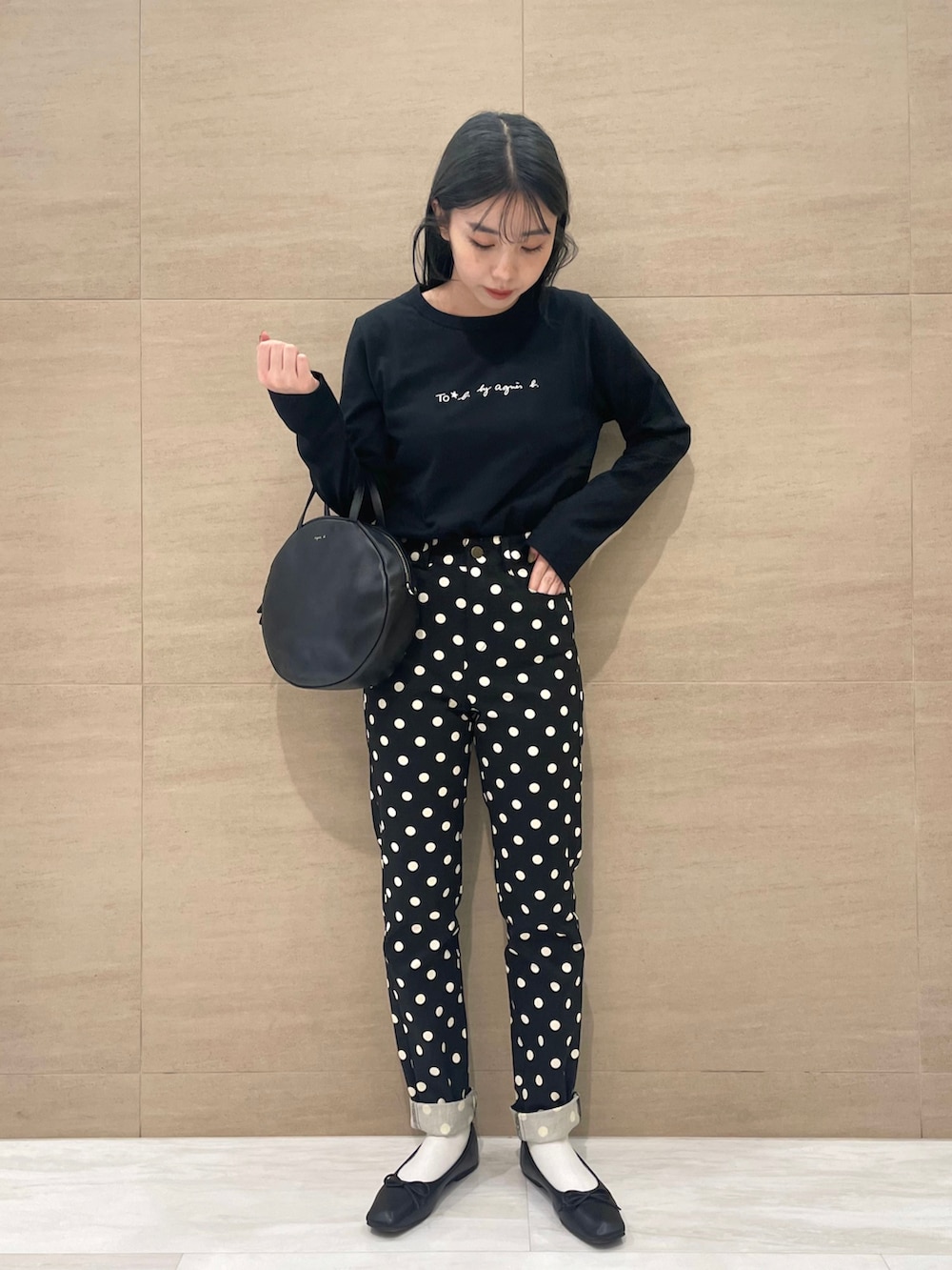 ブラック系のTシャツ/カットソー、ブラック系のハンドバッグ、ブラック系のその他パンツを着用したレディースの夏コーディネートの2枚目の写真