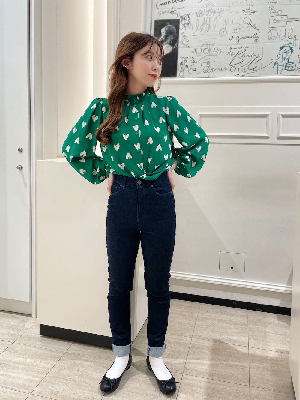 グリーン系のシャツ/ブラウス、ブルー系のデニムパンツ、ブラック系のバレエシューズを着用したレディースの春コーディネートの2枚目の写真