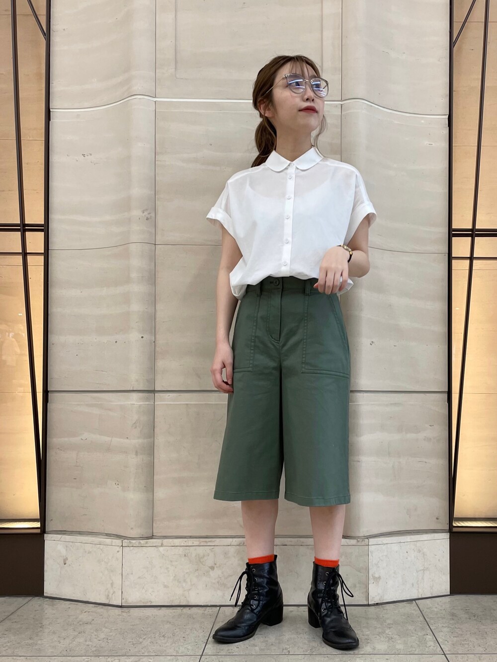 ブラック系のその他シューズ、グリーン系のその他パンツ、ホワイト系のシャツ/ブラウスを着用したレディースの春コーディネートの2枚目の写真