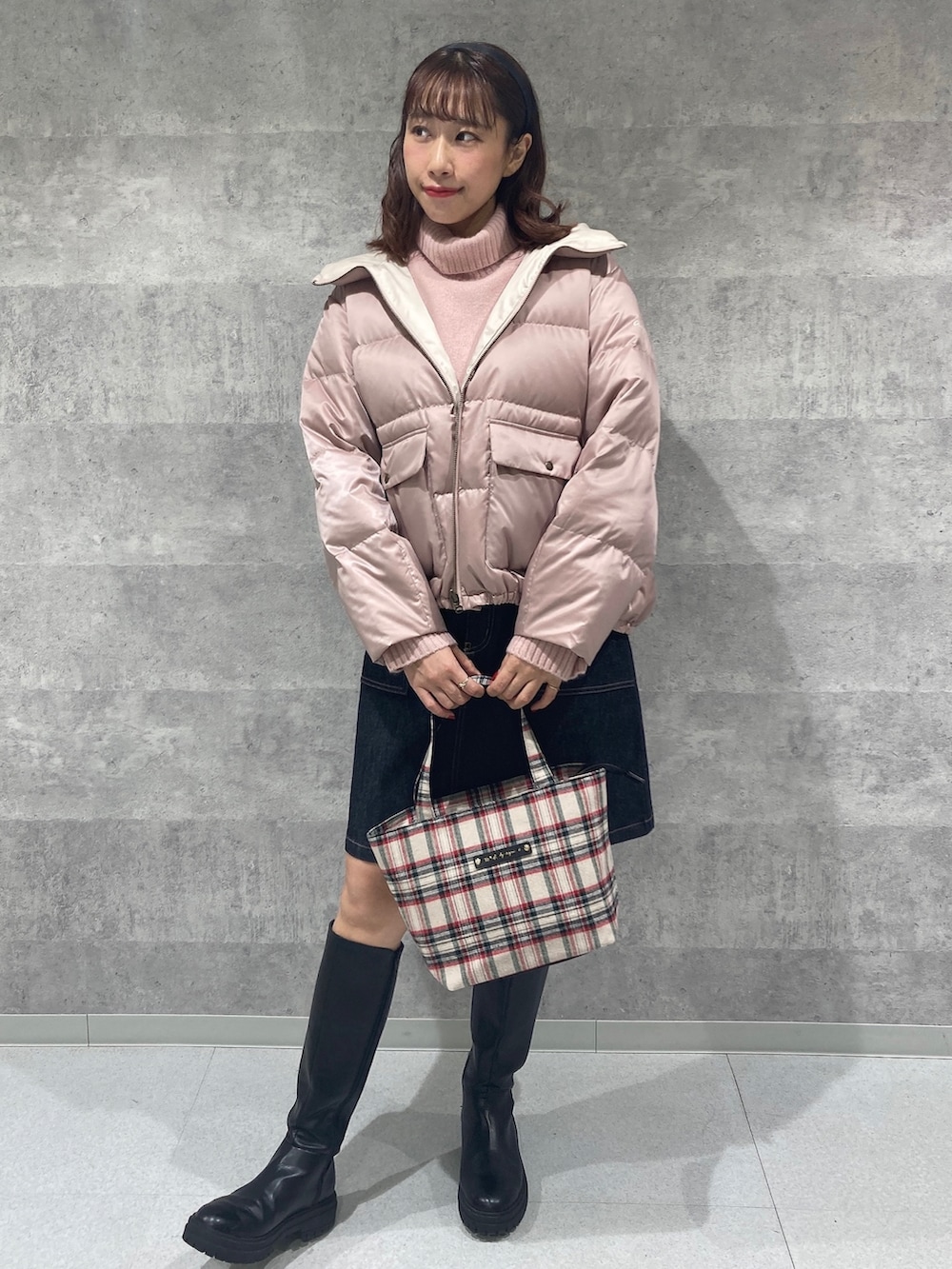 ブルー系のスカート、ベージュ系のトートバッグ、ピンク系のニット/セーターを着用したレディースの秋コーディネートの2枚目の写真