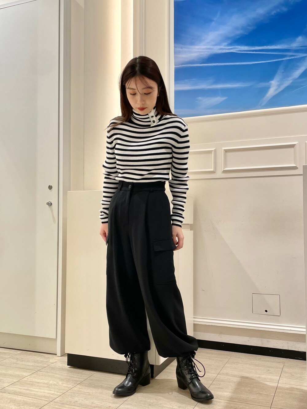 ブラック系のその他パンツ、ホワイト系のニット/セーター、ブラック系のテーラードジャケットを着用したレディースの冬コーディネートの3枚目の写真