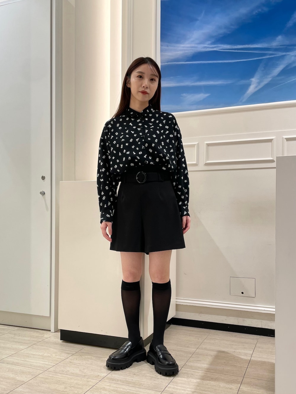 ブラック系のその他パンツ、ブラック系のカーディガン/ボレロ、ブラック系のその他パンツを着用したレディースの冬コーディネートの2枚目の写真