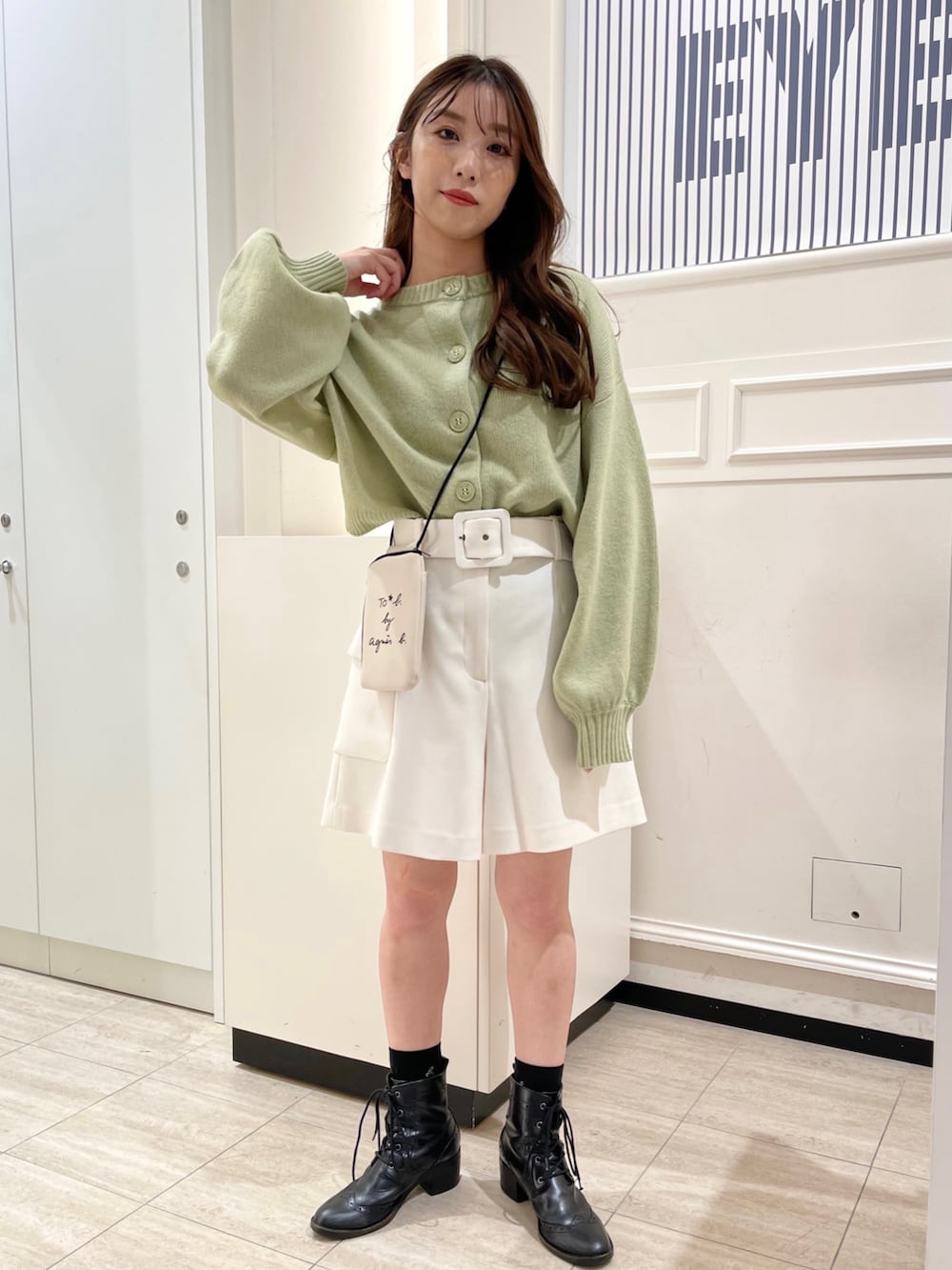 グリーン系のカーディガン/ボレロ、ホワイト系のその他パンツ、ホワイト系のエコバッグ/サブバッグを着用したレディースの秋コーディネートの3枚目の写真