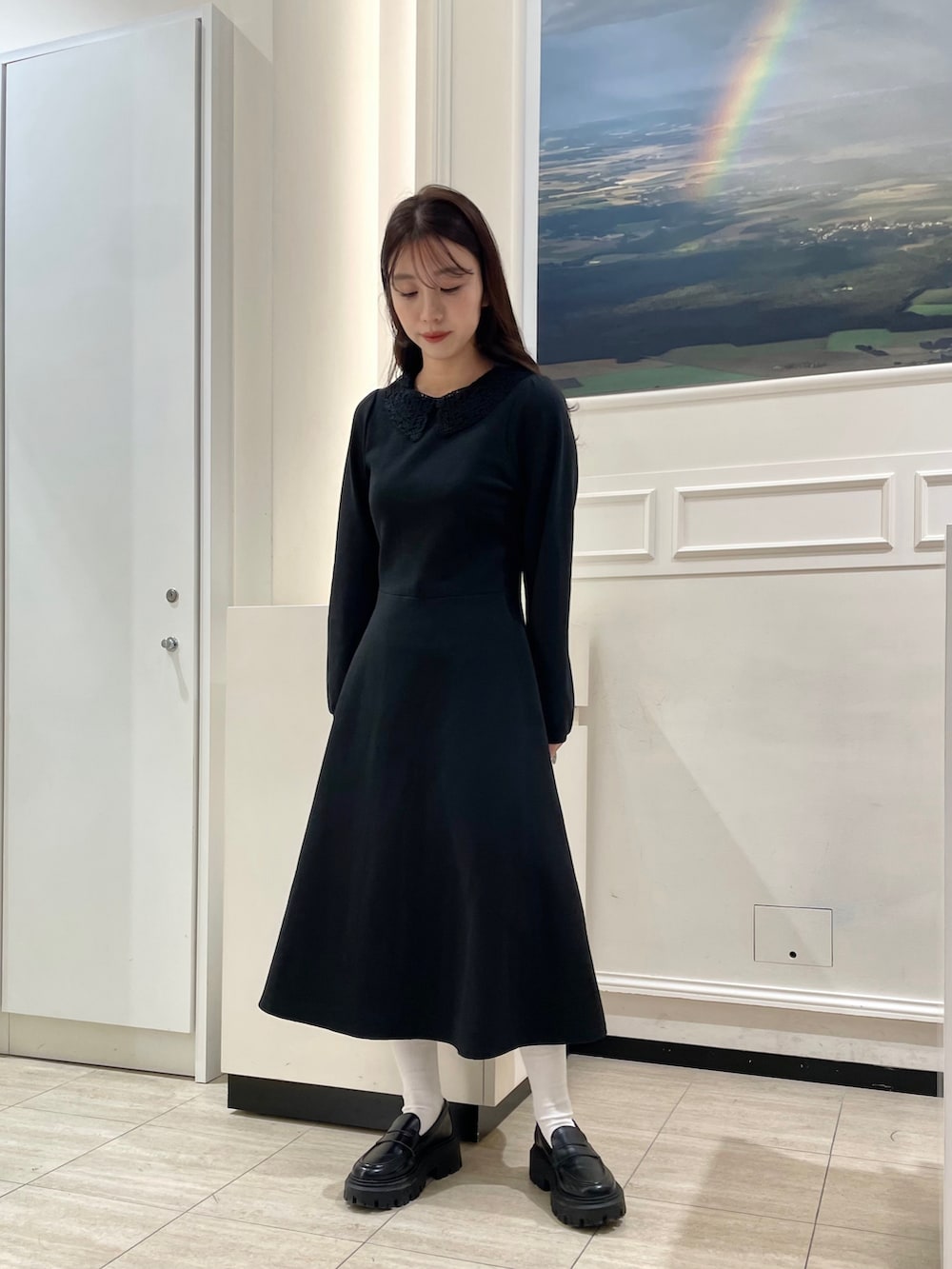 ブラック系のドレスを着用したレディースの春コーディネートの3枚目の写真