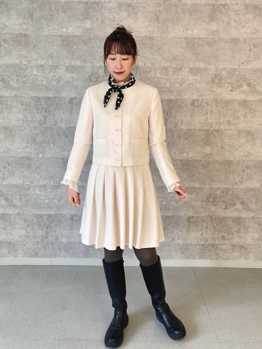 ホワイト系のスカート、ホワイト系のカーディガン/ボレロ、ホワイト系のシャツ/ブラウスを着用したレディースの冬コーディネートの4枚目の写真