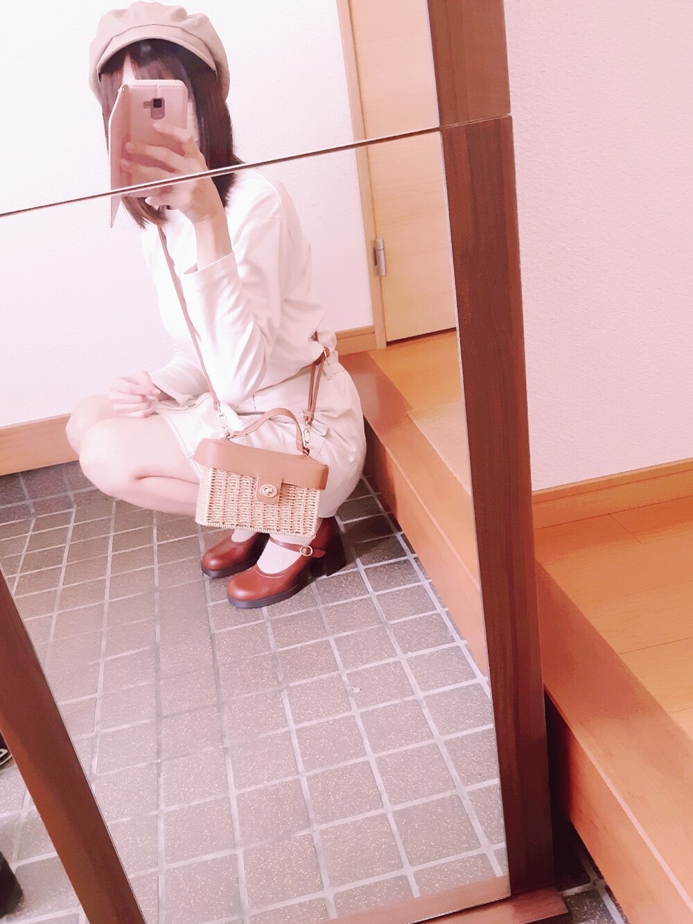 ホワイト系のスカート、ブラウン系のローファー、ブラウン系のショルダーバッグを着用したレディースの夏コーディネートの2枚目の写真