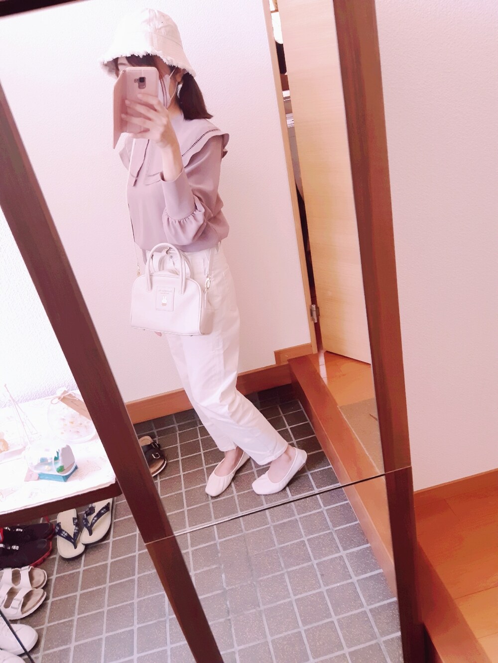 「デニムパンツ、パンツスタイル、ブラウスコーデ、襟付きトップス、ハットコーデ、ミッフィー、パンプス、プチプラコーデ、ジーユーコーデ、古着MIX、秋コーデ、秋服、ショルダーバッグ、ホワイトコーデ、プチプラ」｜「GUのアイテム（デニムパンツ、ホワイト系）」を使った、EMi♡さん（レディース・162cm）の秋コーディネートの2枚目の写真