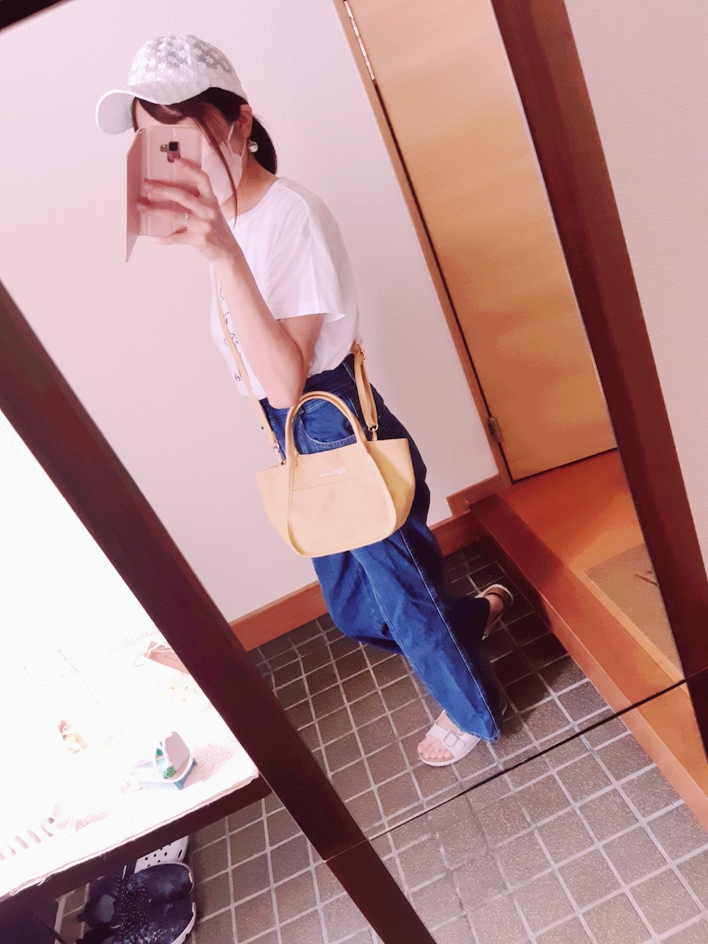 「キャップコーデ、デニムパンツ、デニムスタイル、パンツコーデ、パンツスタイル、イエローバッグ、しまむらコーデ、プチプラコーデ、サンダルコーデ、Tシャツコーデ、マイメロ、古着MIX、レース、カジュアルコーデ、ショルダーバッグ」｜「GUのアイテム（デニムパンツ、ブルー系）」を使った、EMi♡さん（レディース・162cm）の夏コーディネートの2枚目の写真