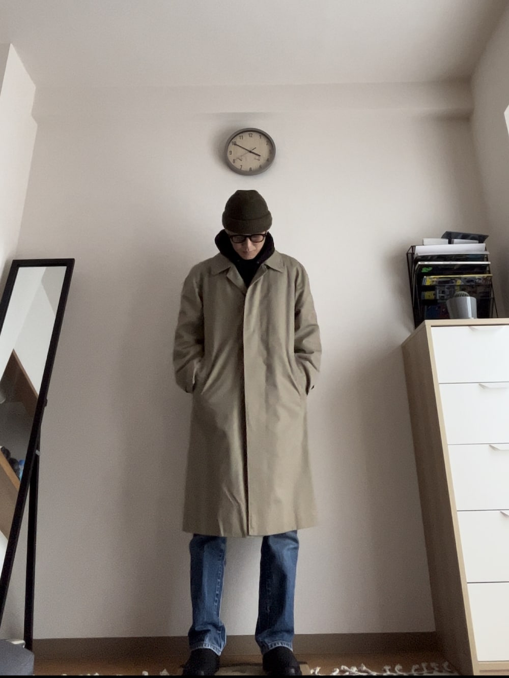 「burberry、チェスターコート、コート、ニット帽、517、メンズコーデ、きれいめカジュアル、低身長コーデ、春夏コーデ、サイドゴアブーツ」｜「BURBERRYのアイテム（チェスターコート、ベージュ系）」を使った、ピーカブさん（メンズ・167cm）の春コーディネートの2枚目の写真