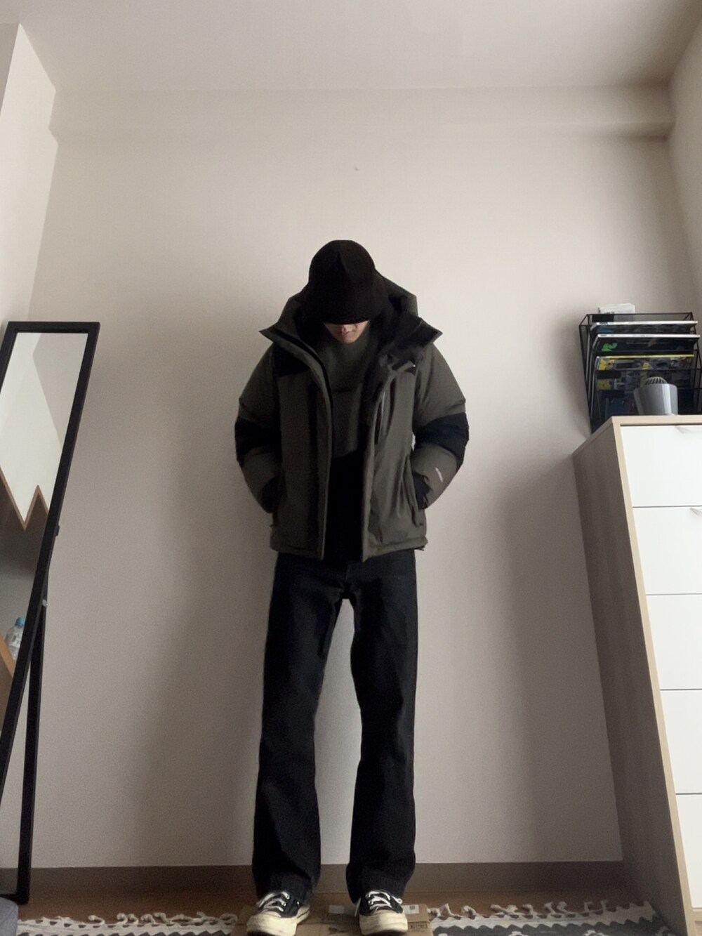 「休日スタイル、デニム、古着MIX、THE NORTH FACE、order、UNIQLO、チャックテイラー、バケットハット、低身長、アウトドアスタイル、コンバース、ダウンジャケット、バルトロライトジャケット、シティーボーイ、冬のコーデ」｜「orderのorder loose denim pants one wash（デニムパンツ、ブラック系）」を使った、ピーカブさん（メンズ・167cm）の冬コーディネートの2枚目の写真