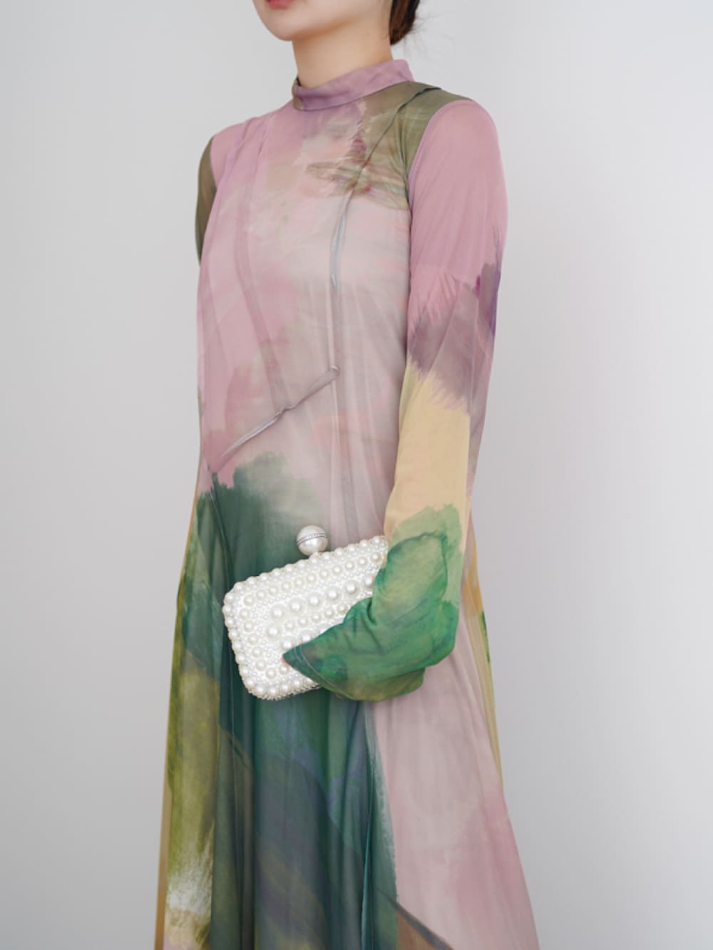 ピンク系のドレスを着用したレディースの秋コーディネートの2枚目の写真