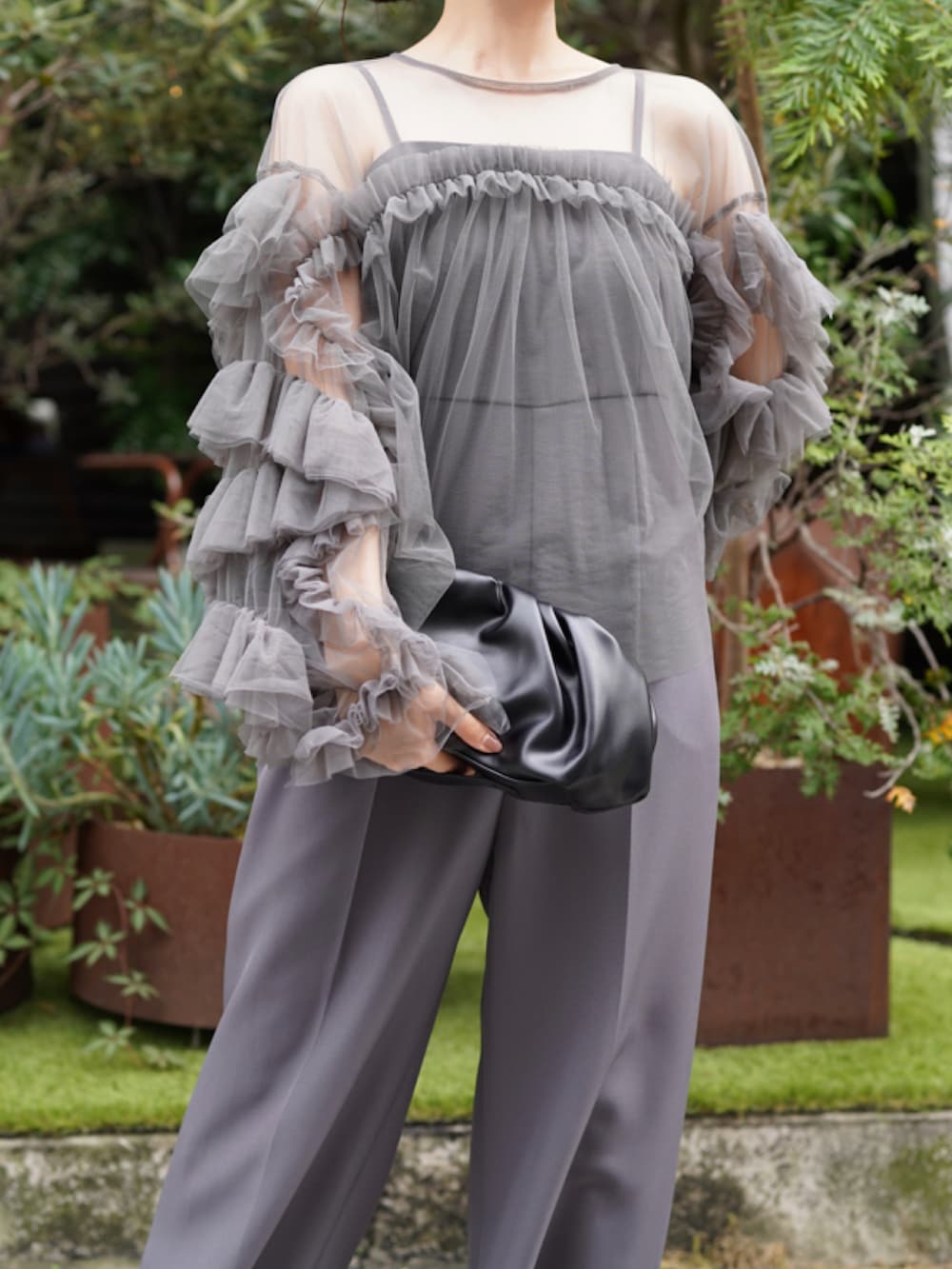 グレー系のドレスを着用したレディースの夏コーディネートの3枚目の写真