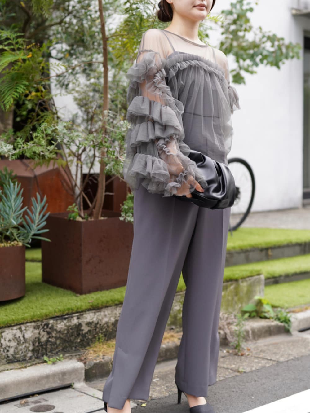 グレー系のドレスを着用したレディースの夏コーディネートの2枚目の写真