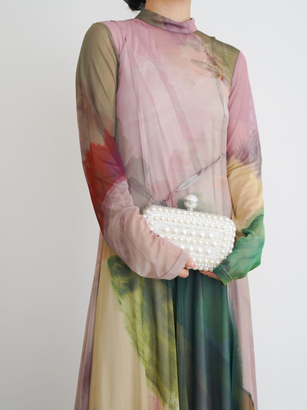 ピンク系のドレスを着用したレディースの秋コーディネートの3枚目の写真