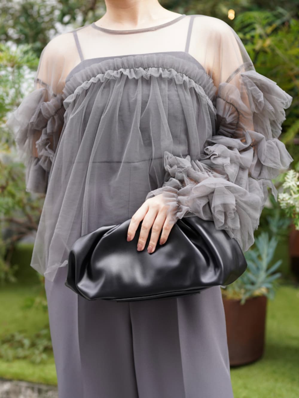 グレー系のドレスを着用したレディースの夏コーディネートの4枚目の写真