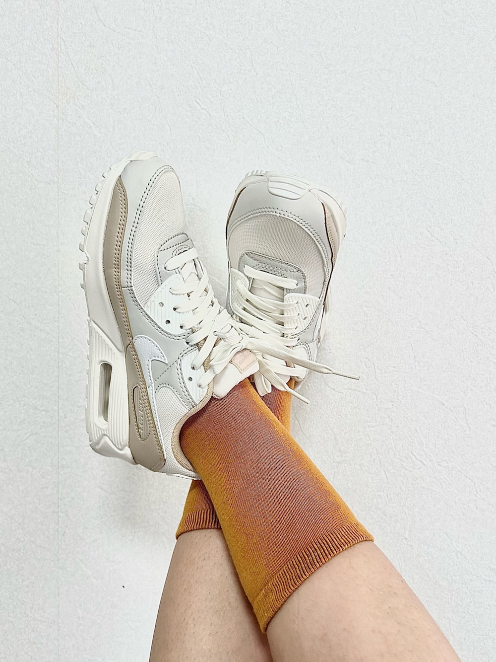 ホワイト系のシャツ/ブラウス、グレー系のスカート、ベージュ系のスニーカーを着用したレディースの秋コーディネートの2枚目の写真