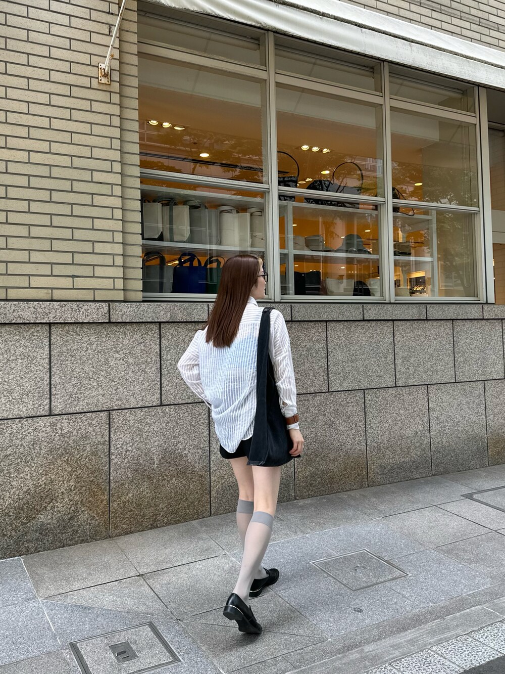 ホワイト系のシャツ/ブラウス、ブラック系のローファー、グレー系のソックス/靴下を着用したレディースの夏コーディネートの3枚目の写真