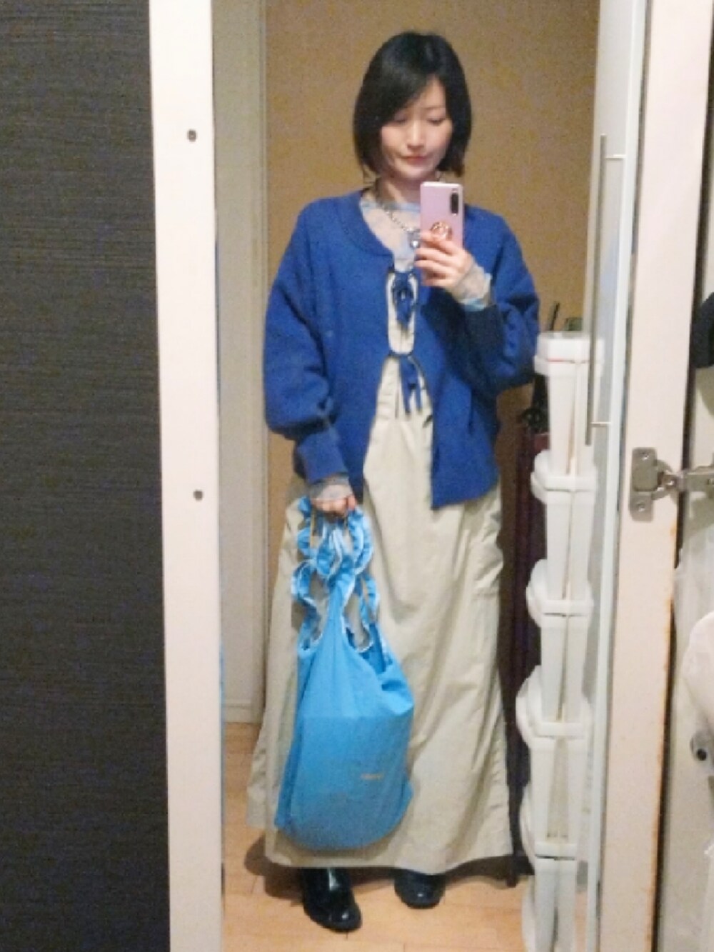 「ジャンスカ、ワンピース、blue、青、タイダイ柄、リボン、カーディガン、おしゃれさんと繋がりたい、ラクチンコーデ、休日スタイル、春ファッション、カジュアルコーデ、スニーカーコーデ」｜「ananaのアイテム（ネックレス、シルバー系）」を使った、YURIEさん（骨格ウェーブ・レディース・153cm）の春コーディネートの3枚目の写真