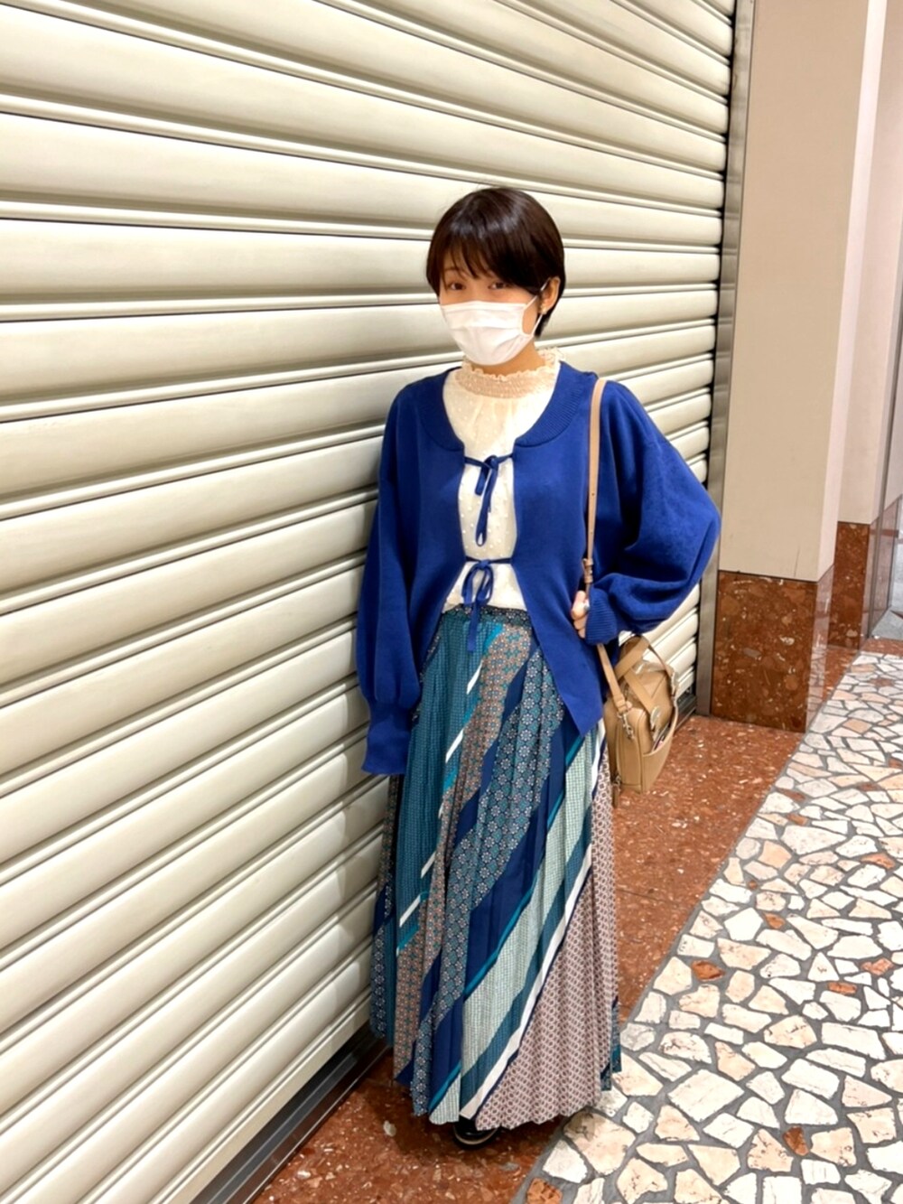 「秋冬コーデ、オトナカジュアル、大人かわいい、着回しコーデ、秋のコーデ、おしゃれさんと繋がりたい、ootd、ゆるコーデ、カーディガン、スタディオクリップ(studio CLIP)、ROSE BUD、柄スカート、ロングスカート」｜「ROSE BUDのアイテム（スカート、ブルー系）」を使った、YURIEさん（骨格ウェーブ・レディース・153cm）の秋コーディネートの2枚目の写真