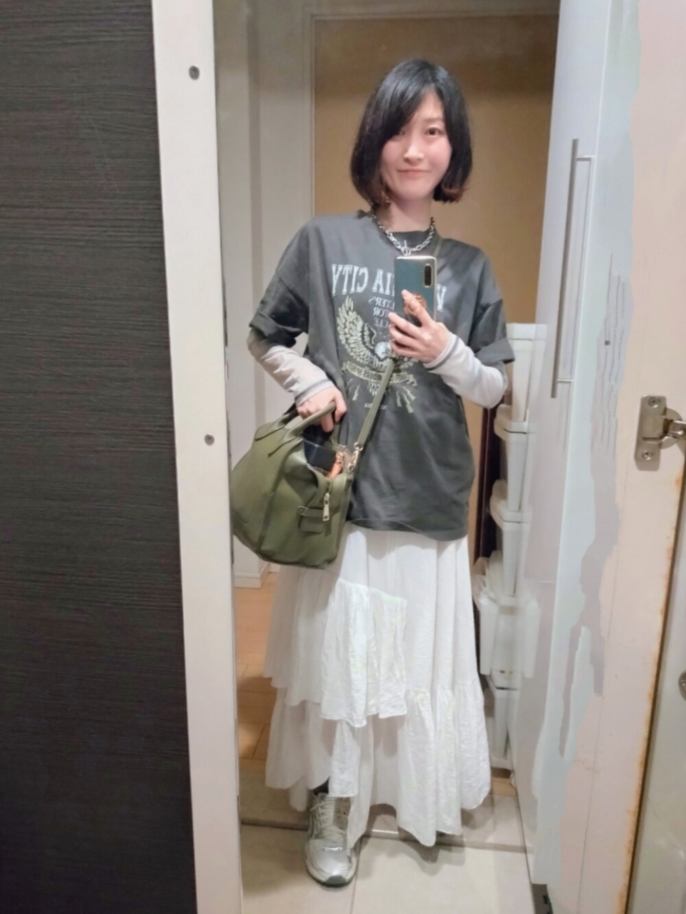 「グレー、ヴィンテージ、古着、Tシャツ、お仕事コーデ、スカート、アシンメトリー、ロック、レイヤードスタイル、スニーカー、スニーカーコーデ、スニーカー女子、おしゃれさんと繋がりたい、オトナカジュアル」｜「CAPRICIEUX LE'MAGEのアシメティアードスカート（スカート、ホワイト系）」を使った、YURIEさん（骨格ウェーブ・レディース・153cm）の春コーディネートの2枚目の写真