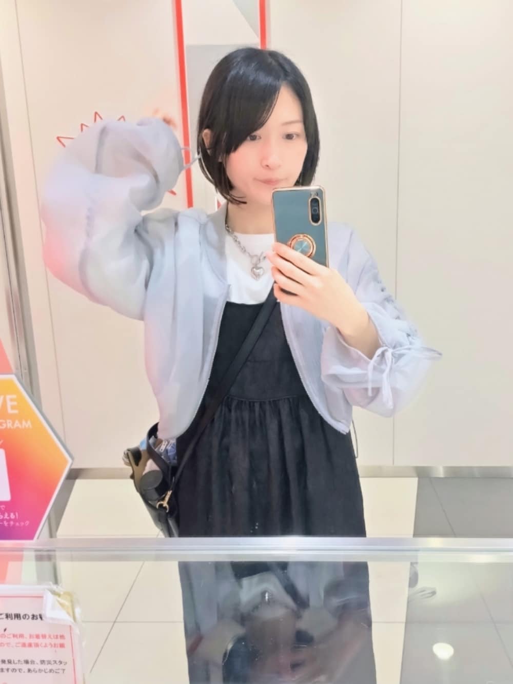 「Chico、シャーリング、シャツスタイル、ブルゾン、ユナイテッドアローズ、ワンピース、ブラック、グレー、白Tシャツ、パフスリーブ、デートコーデ、夏だ！Tシャツ着よう！、お洒落さんとつながりたい、オトナ女子、プチプラ」｜「Chicoのシアードロストジップシャツ（シャツ/ブラウス、グレー系）」を使った、YURIEさん（骨格ウェーブ・レディース・153cm）の夏コーディネートの2枚目の写真