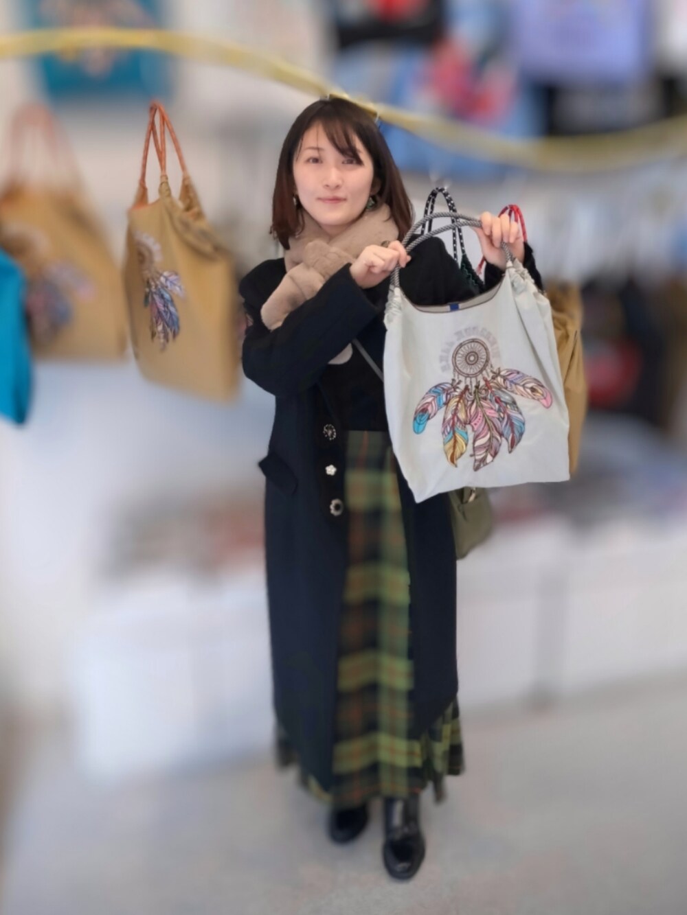「似合うラボに行こう、カジュアルコーデ、大人女子、チェック、キレイめコーデ、MARY QUANT、リリーブラウン、オニールオブダブリン、スカート、ファー小物、おでかけコーデ、きまわしコーデ、ボールチェーン」｜「O'NEIL of DUBLINの【O’NEIL OF DUBLIN / オニールオブダブリン】チェックスカート（スカート、グリーン系）」を使った、YURIEさん（骨格ウェーブ・レディース・153cm）の冬コーディネートの2枚目の写真