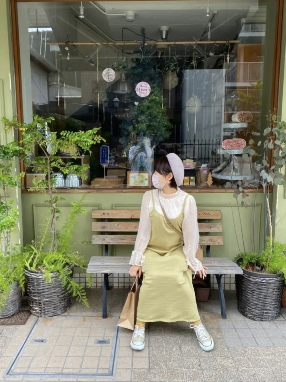 「休日コーデ、きれいめカジュアル、イエロー、ワンピース、ブラウス、ベレー帽、ショートヘア、神戸、雑貨屋さん巡り」｜「mysty womanのニットキャミソール&ドットブラウスセット（シャツ/ブラウス、グリーン系）」を使った、YURIEさん（レディース・153cm）の夏コーディネートの2枚目の写真