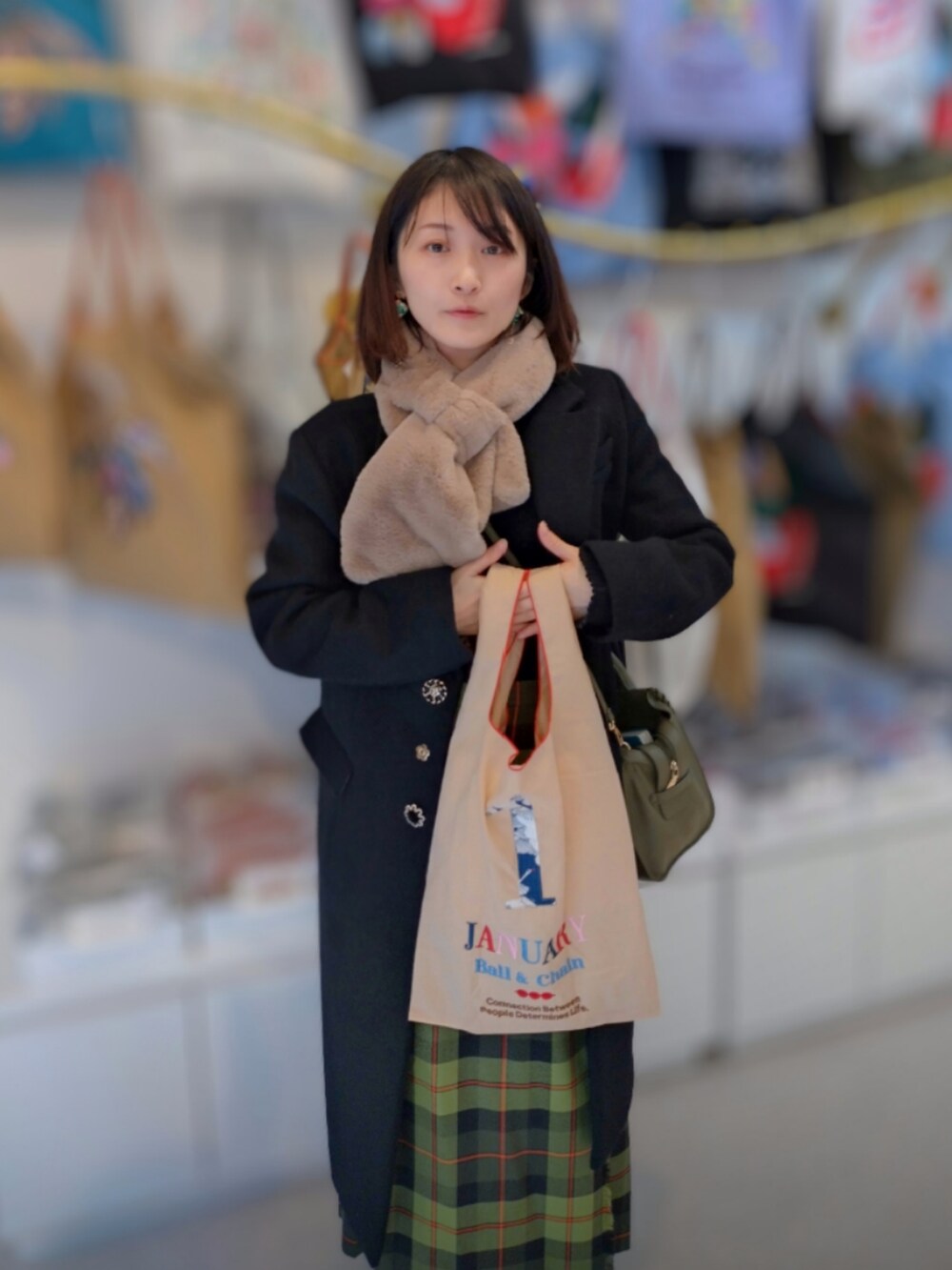 「似合うラボに行こう、カジュアルコーデ、大人女子、チェック、キレイめコーデ、MARY QUANT、リリーブラウン、オニールオブダブリン、スカート、ファー小物、おでかけコーデ、きまわしコーデ、ボールチェーン」｜「O'NEIL of DUBLINの【O’NEIL OF DUBLIN / オニールオブダブリン】チェックスカート（スカート、グリーン系）」を使った、YURIEさん（骨格ウェーブ・レディース・153cm）の冬コーディネートの3枚目の写真