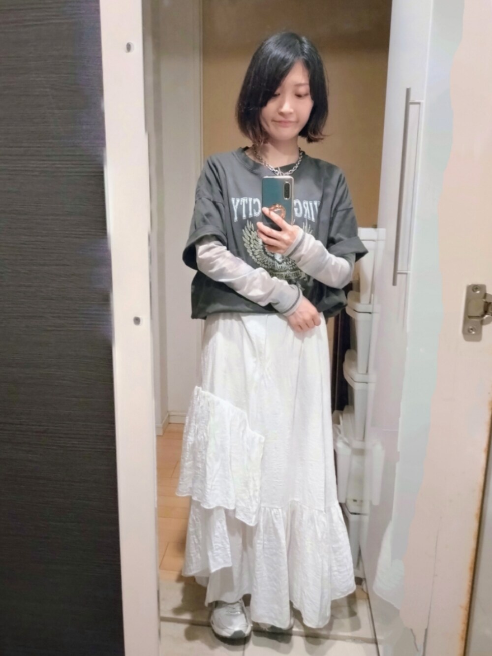 「グレー、ヴィンテージ、古着、Tシャツ、お仕事コーデ、スカート、アシンメトリー、ロック、レイヤードスタイル、スニーカー、スニーカーコーデ、スニーカー女子、おしゃれさんと繋がりたい、オトナカジュアル」｜「CAPRICIEUX LE'MAGEのアシメティアードスカート（スカート、ホワイト系）」を使った、YURIEさん（骨格ウェーブ・レディース・153cm）の春コーディネートの3枚目の写真