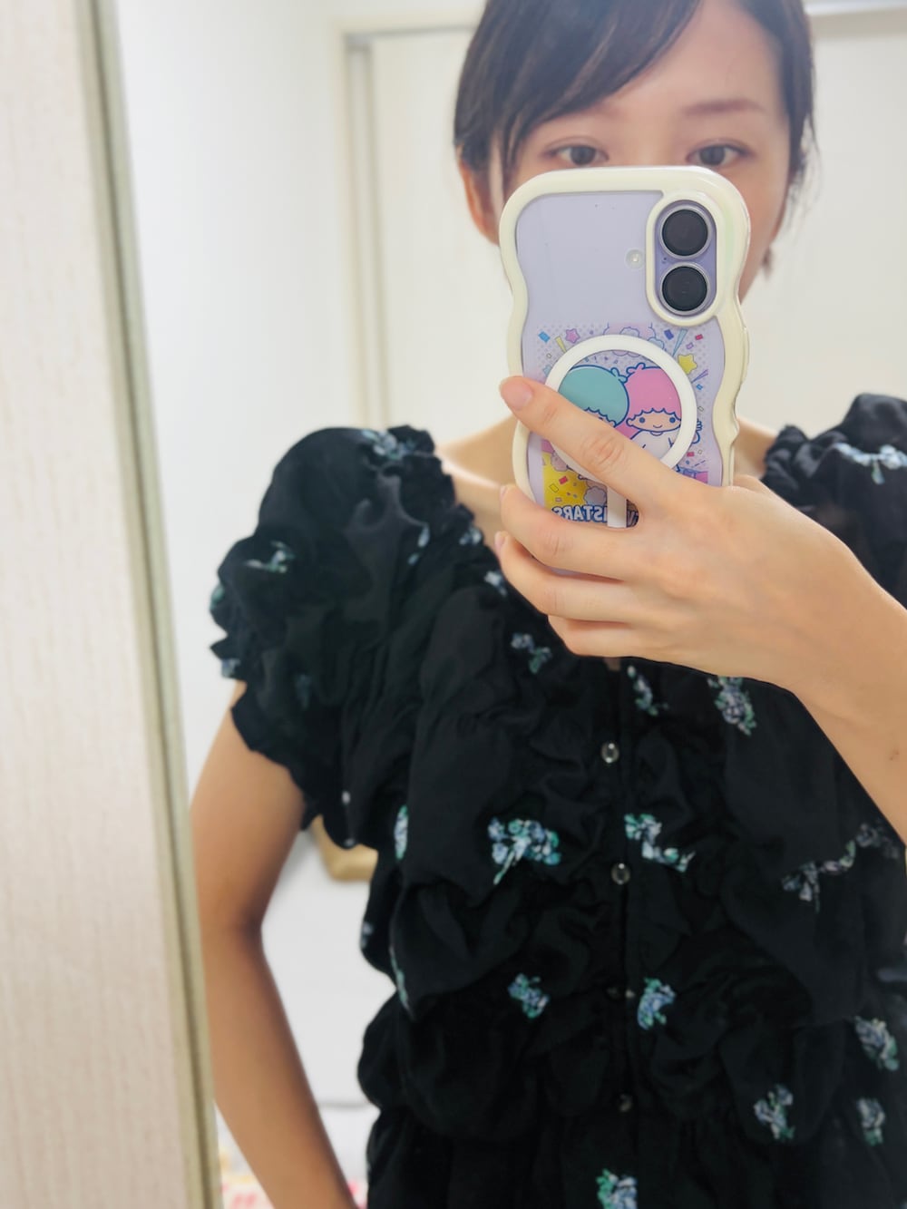 ブラック系のシャツ/ブラウス、ブルー系のデニムパンツを着用したレディースの秋コーディネートの2枚目の写真