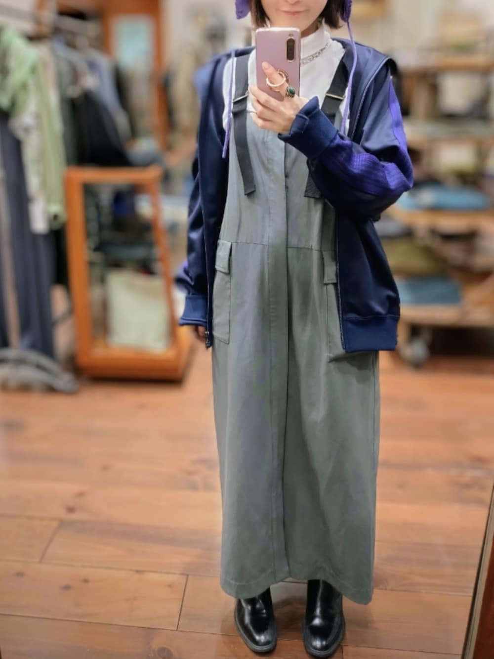 「今日のコーデ、大人かわいい、骨格ウェーブ、カジュアルコーデ、ootd、着回しコーデ、ミリタリー、ワンピース、Kastane、NEEDLES、トラックジャケット、ブーツ、パープル、ニット帽、春のおしゃ見えテクニック」｜「Kastaneの【WHIMSIC】PLAIN KNIT GUIDE（ハット、ブラック系）」を使った、YURIEさん（骨格ウェーブ・レディース・153cm）の春コーディネートの2枚目の写真